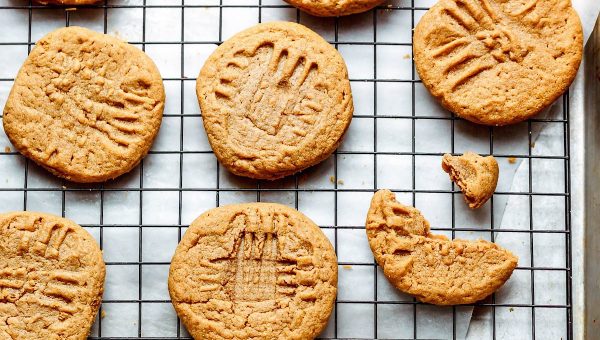 3-Ingredient Peanut Butter Cookies {Keto & Low Carb} - #recipe by #eatwell101 - https://www.eatwell101.com/peanut-butter-cookies-recipe