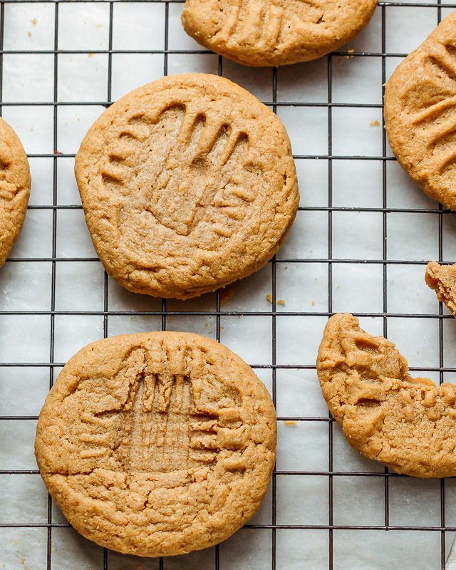 3-Ingredient Peanut Butter Cookies {Keto & Low Carb} - #recipe by #eatwell101 - https://www.eatwell101.com/peanut-butter-cookies-recipe