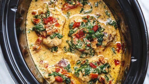 Crock-Pot Tuscan Garlic Chicken With Spinach and Sun-Dried Tomatoes - #recipe by #eatwell101 - https://www.eatwell101.com/crock-pot-tuscan-garlic-chicken