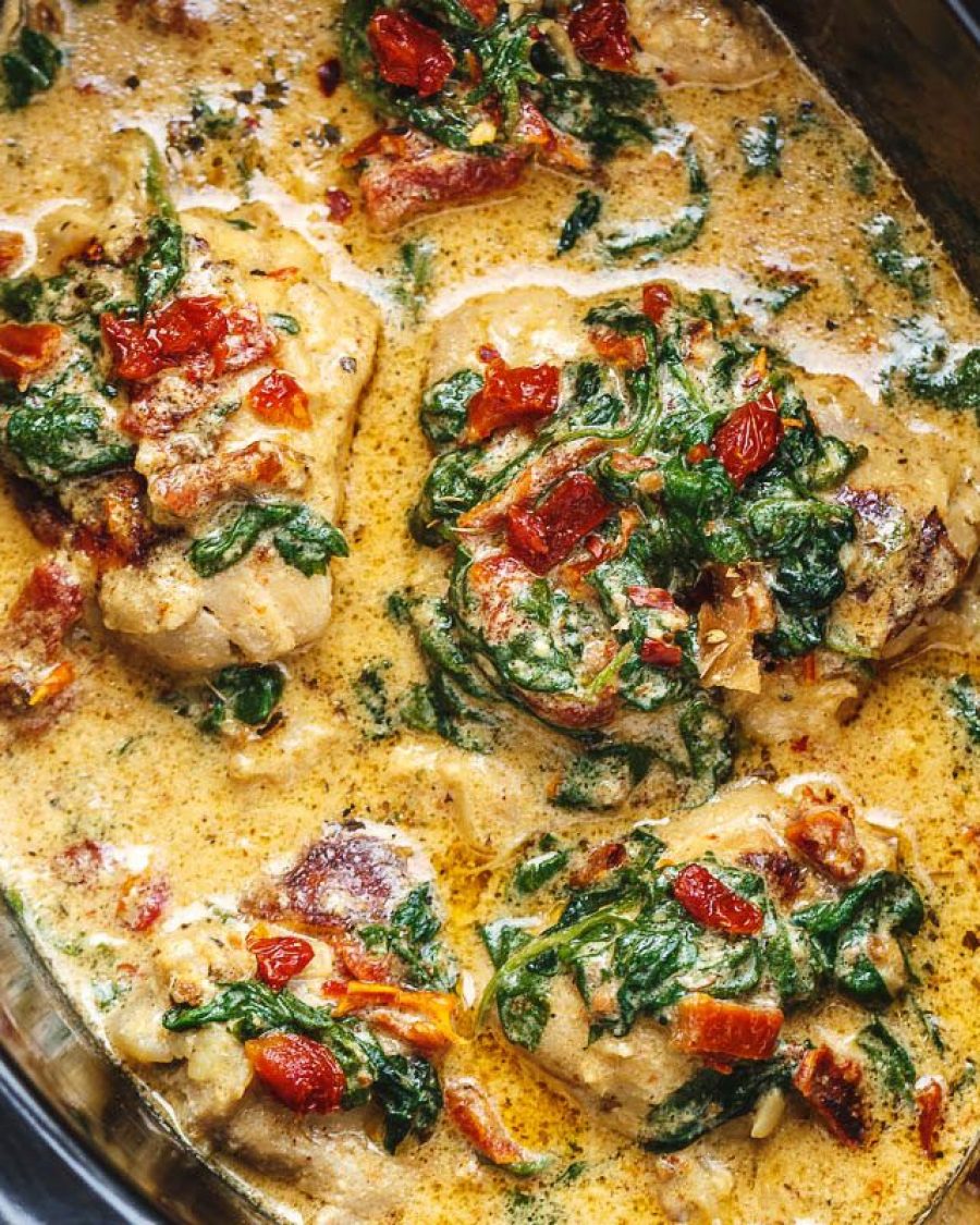 CrockPot Tuscan Garlic Chicken With Spinach and Sun-Dried Tomatoes - #recipe by #eatwell101 - https://www.eatwell101.com/crock-pot-tuscan-garlic-chicken