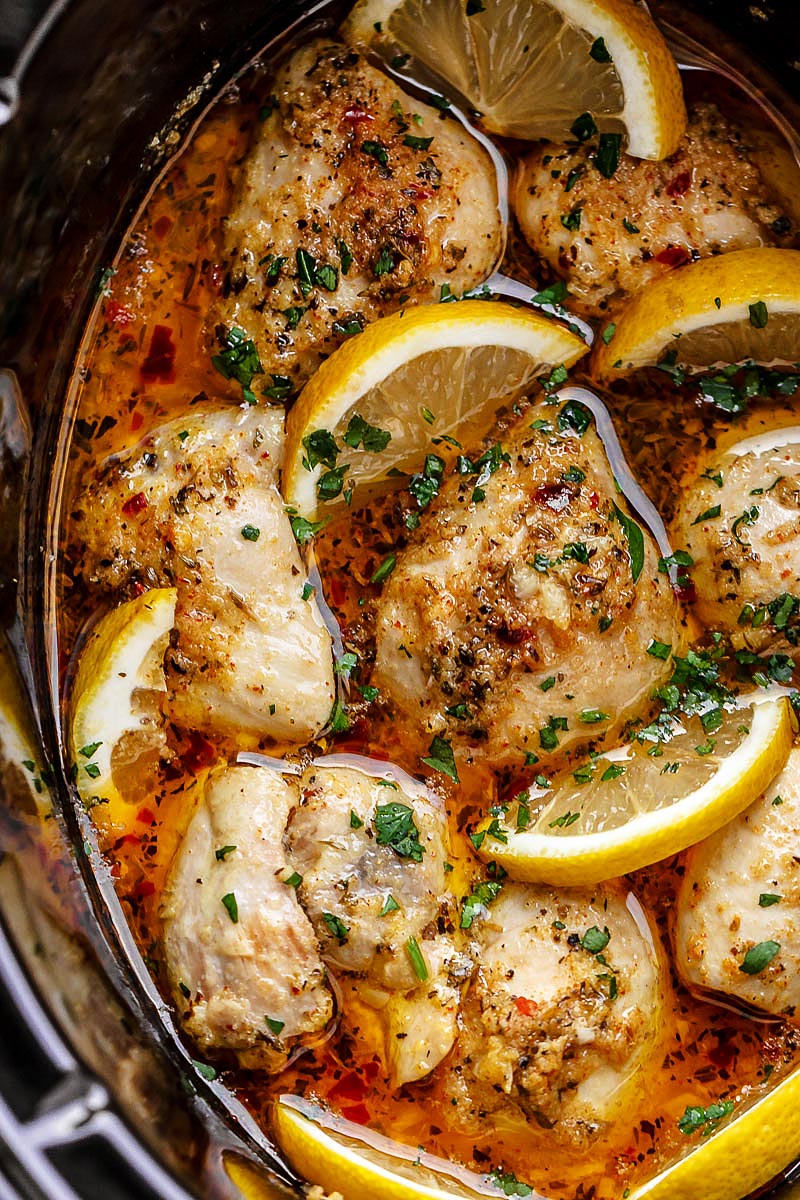 Crock Pot Lemon Garlic Butter Chicken - #Eatwell101 - Facile e deliziosa ricetta per la cena di pollo in pentola di coccio dal sapore eccezionale! #crockpot #chicken #dinner #recipe, chicken in crock pot, chicken crockpot recipe, slow cooker chicken recipe, chicken in #slow-cooker