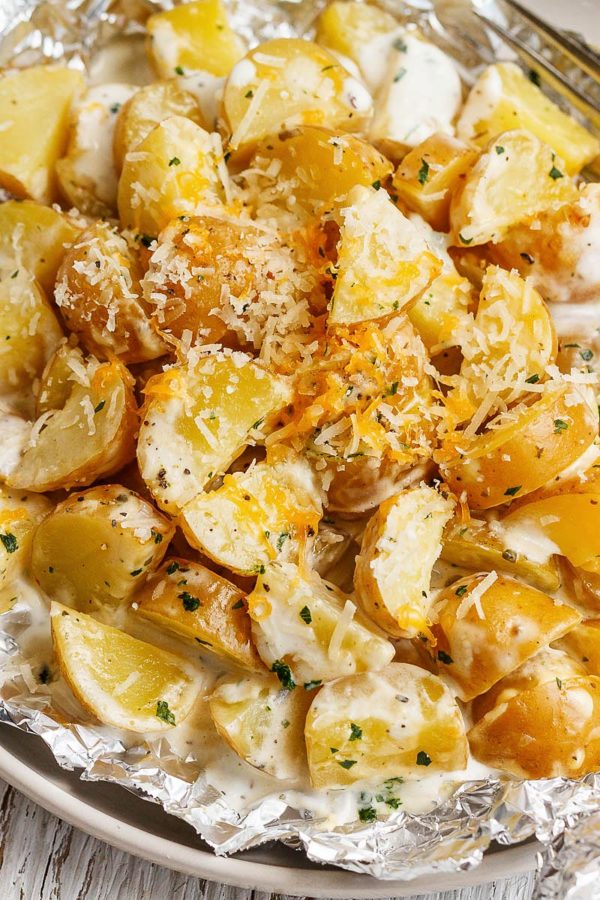 Baked Potatoes in Foil Packets with Parmesan Ranch Sauce - #recipe by #eatwell101 - https://www.eatwell101.com/baked-potatoes-in-foil-packets-recipe
