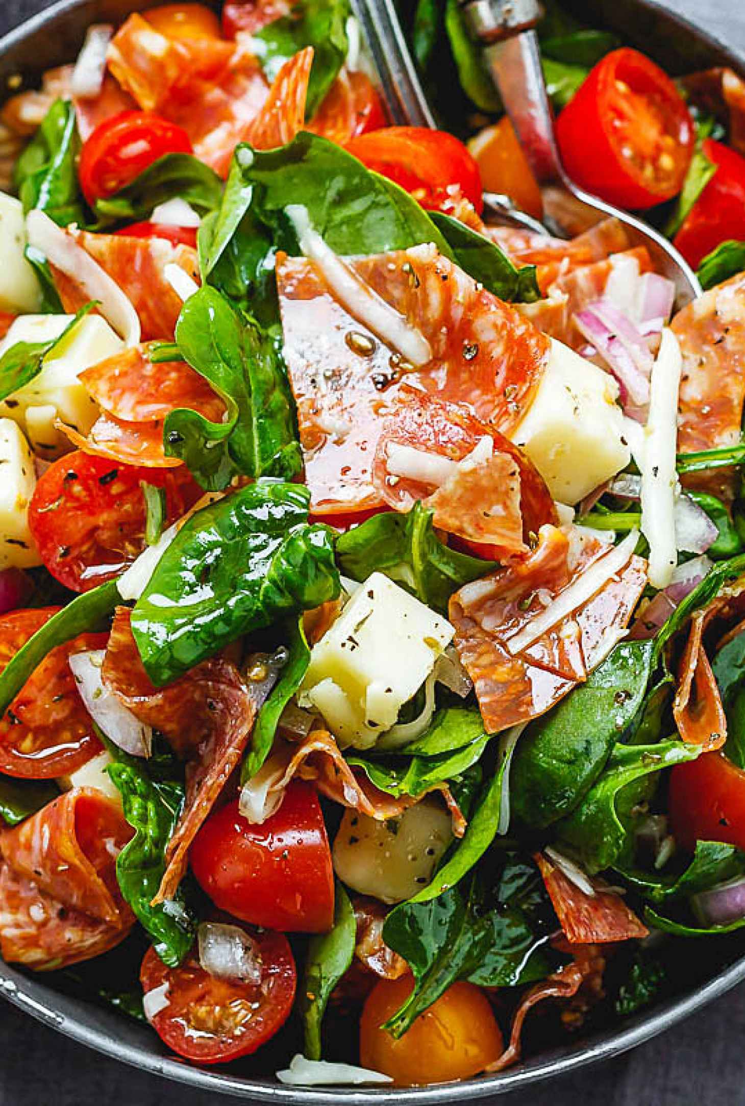 Spinach Salad with Mozzarella, Tomato & Pepperoni - #recipe by #eatwell101 - https://www.eatwell101.com/spinach-salad-recipe-mozzarella-tomato-pepperoni