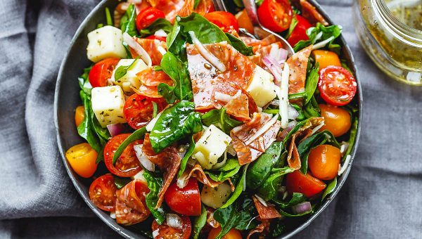 Spinach Salad with Mozzarella, Tomato & Pepperoni - #recipe by #eatwell101 - https://www.eatwell101.com/spinach-salad-recipe-mozzarella-tomato-pepperoni