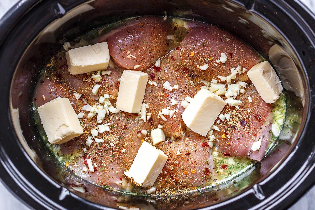 Crock Pot Zitronen-Knoblauch-Butter-Huhn - #Eatwell101 - Einfaches und köstliches Crockpot-Huhn-Rezept mit hervorragendem Geschmack! #Crockpot #Huhn #Abendessen #Rezept, Huhn im Crockpot, Huhn Crockpot Rezept, Slow Cooker Huhn Rezept, Huhn im #Slow-Cooker