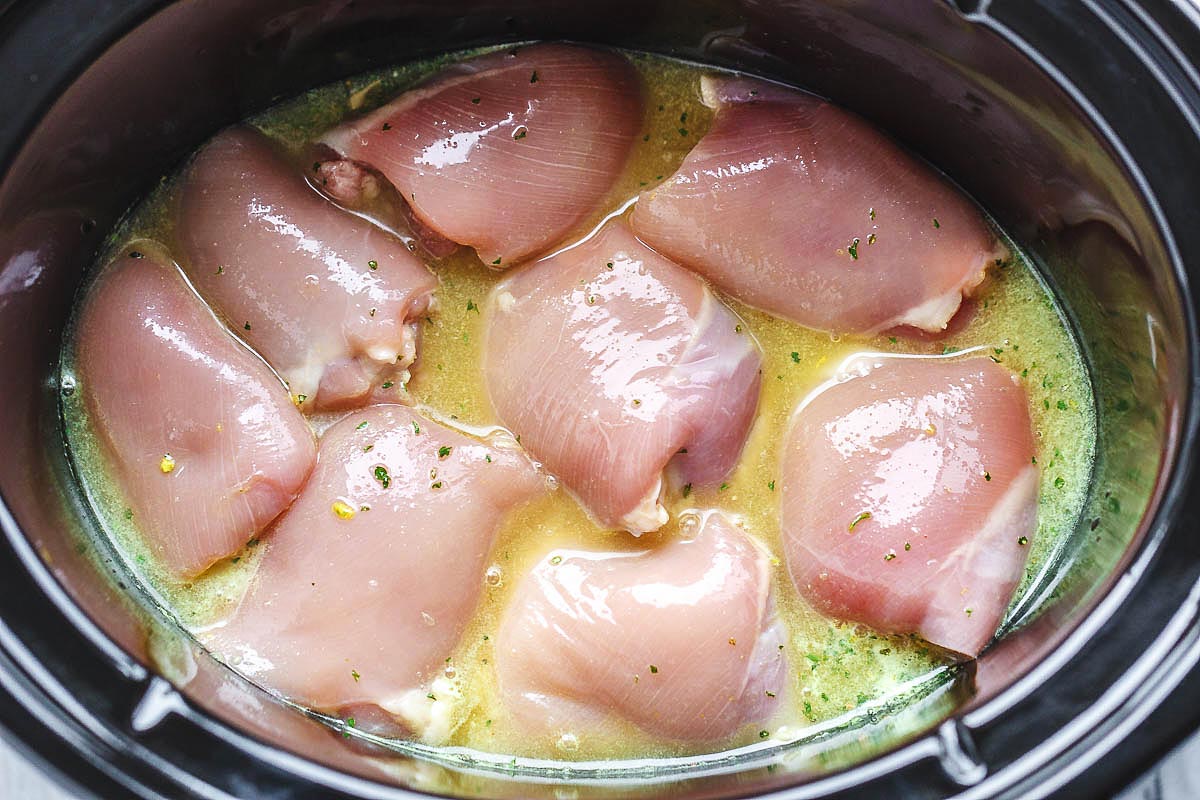 Crock Pot Lemon Garlic Butter Chicken - #Eatwell101 - Łatwy i pyszny przepis na obiad z kurczaka w crock pot o wyjątkowym smaku! #crockpot #chicken #dinner #recipe, kurczak w crock pot, przepis na kurczaka w crock pot, przepis na kurczaka w wolnowarze, kurczak w #slow-cooker