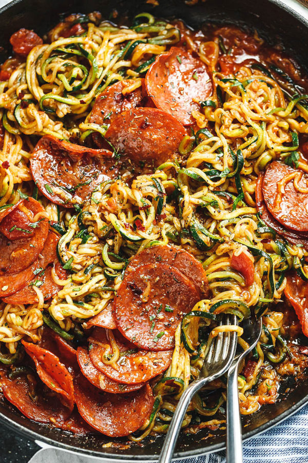 10-Minute Pizza Zucchini Noodles with Marinara Sauce & Pepperoni - #recipe by #eatwell101 - https://www.eatwell101.com/pizza-zucchini-noodles-with-pepperoni-recipe
