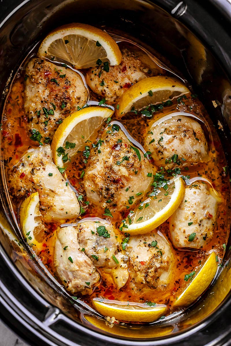 Crock Pot Lemon Garlic Butter Chicken - #Eatwell101 - Makkelijk en heerlijk crockpot kipdiner recept met uitstekende smaak! #crockpot #kip #diner #recept, kip in crockpot, kip crockpot recept, slow cooker kip recept, kip in #slow-cooker