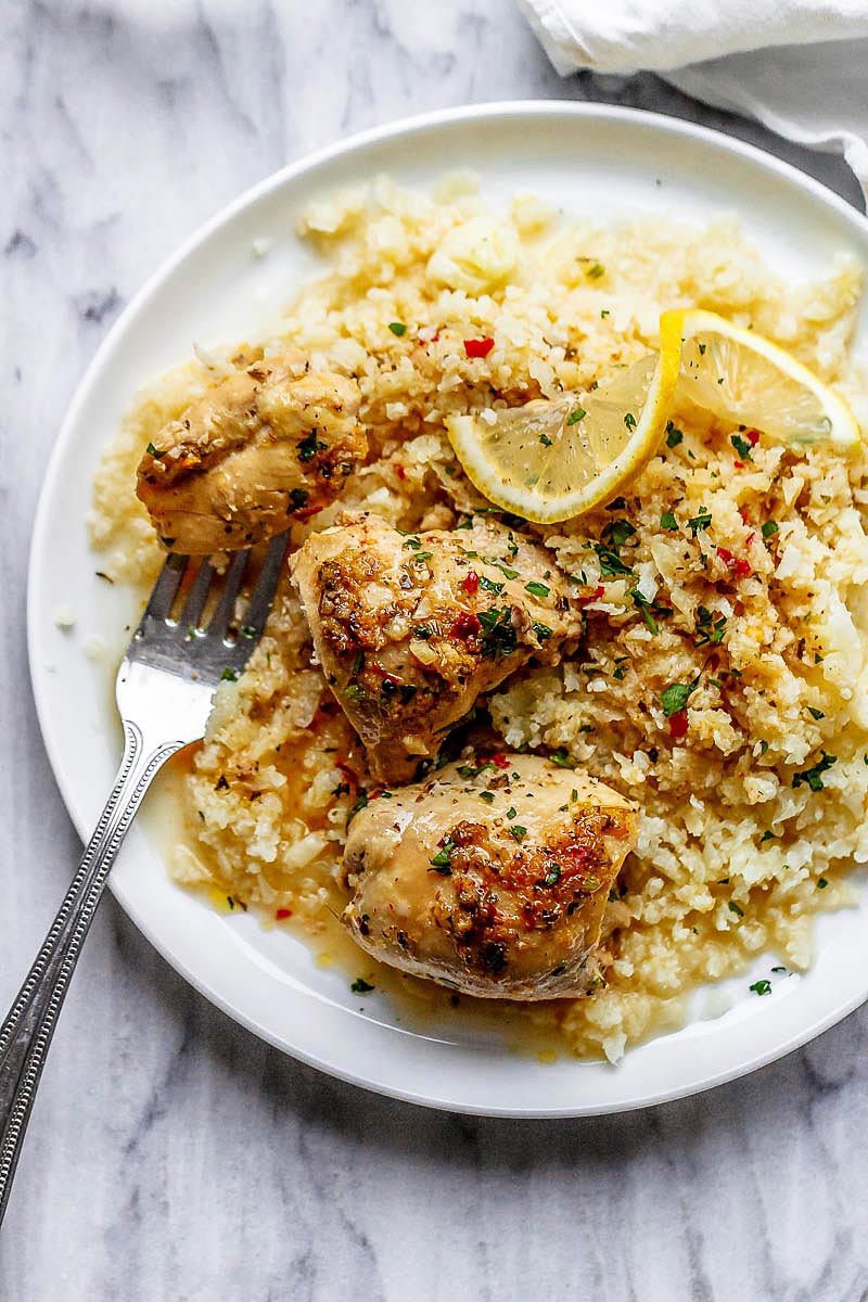 Crock Pot Lemon Garlic Butter Chicken - #Eatwell101 - Makkelijk en heerlijk crockpot kip diner recept met uitstekende smaak! #crockpot #kip #diner #recept, kip in crockpot, kip crockpot recept, slowcooker kip recept, kip in #slowcooker