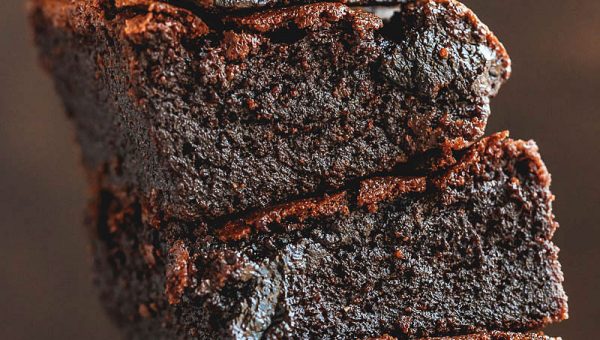Super Fudgy Low-Carb Keto Brownies Recipe - #recipe by #eatwell101 - https://www.eatwell101.com/super-fudgy-low-carb-brownies