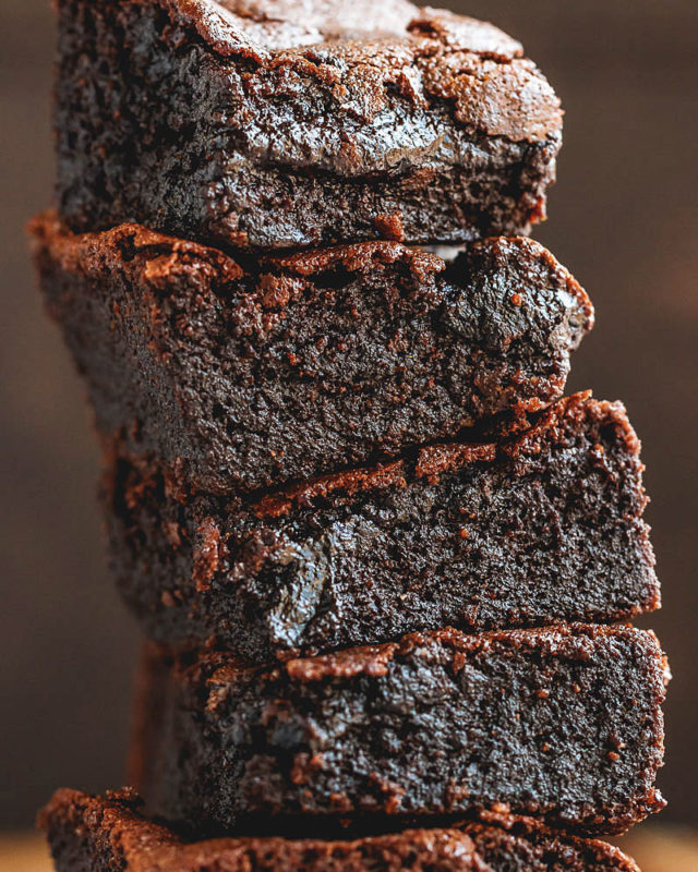 Super Fudgy Low-Carb Keto Brownies Recipe - #recipe by #eatwell101 - https://www.eatwell101.com/super-fudgy-low-carb-brownies