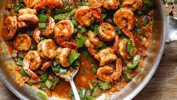 Spicy Shrimp and Green Peppers Skillet - #recipe by #eatwell101 - https://www.eatwell101.com/shrimp-and-green-peppers-skillet-recipe