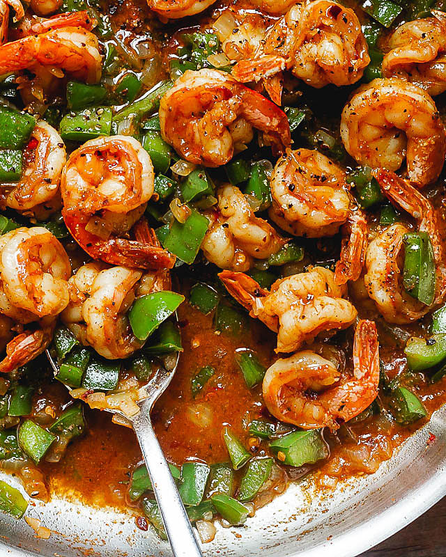 Spicy Shrimp and Green Peppers Skillet - #recipe by #eatwell101 - https://www.eatwell101.com/shrimp-and-green-peppers-skillet-recipe