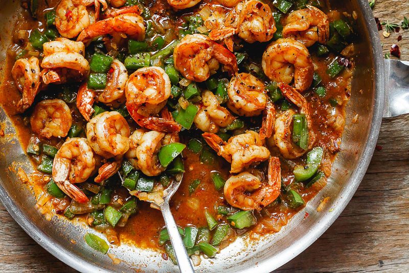 Spicy Shrimp and Green Peppers Skillet - #recipe by #eatwell101 - https://www.eatwell101.com/shrimp-and-green-peppers-skillet-recipe