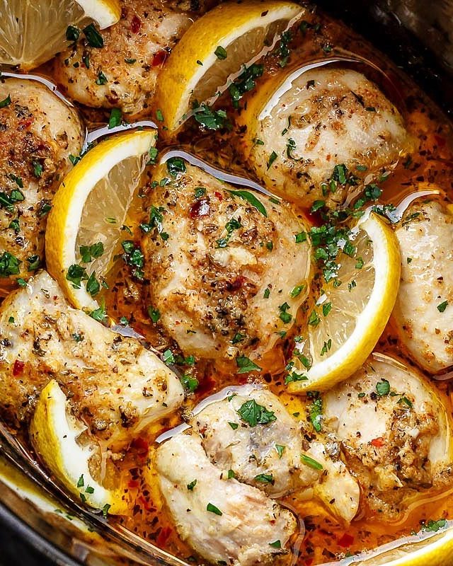 Crock Pot Lemon Garlic Butter Chicken - #recipe by #eatwell101 - https://www.eatwell101.com/crock-pot-lemon-garlic-butter-chicken-recipe