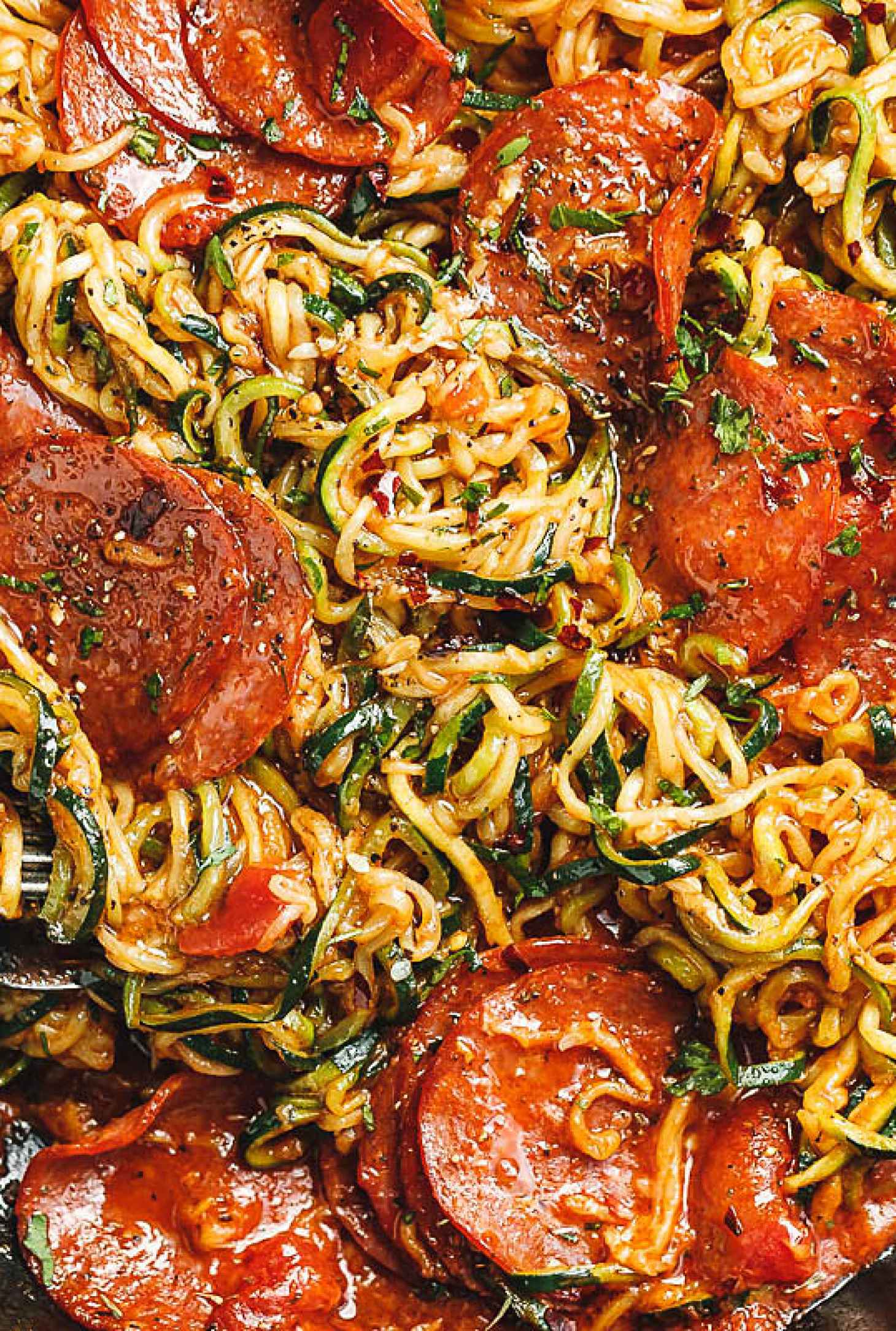 10-Minute Pizza Zucchini Noodles with Marinara Sauce & Pepperoni - #recipe by #eatwell101 - https://www.eatwell101.com/pizza-zucchini-noodles-with-pepperoni-recipe