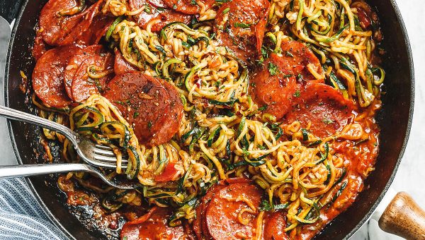 10-Minute Pizza Zucchini Noodles with Marinara Sauce & Pepperoni - #recipe by #eatwell101 - https://www.eatwell101.com/pizza-zucchini-noodles-with-pepperoni-recipe