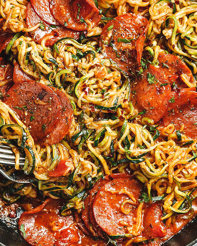 10-Minute Pizza Zucchini Noodles with Marinara Sauce & Pepperoni - #recipe by #eatwell101 - https://www.eatwell101.com/pizza-zucchini-noodles-with-pepperoni-recipe