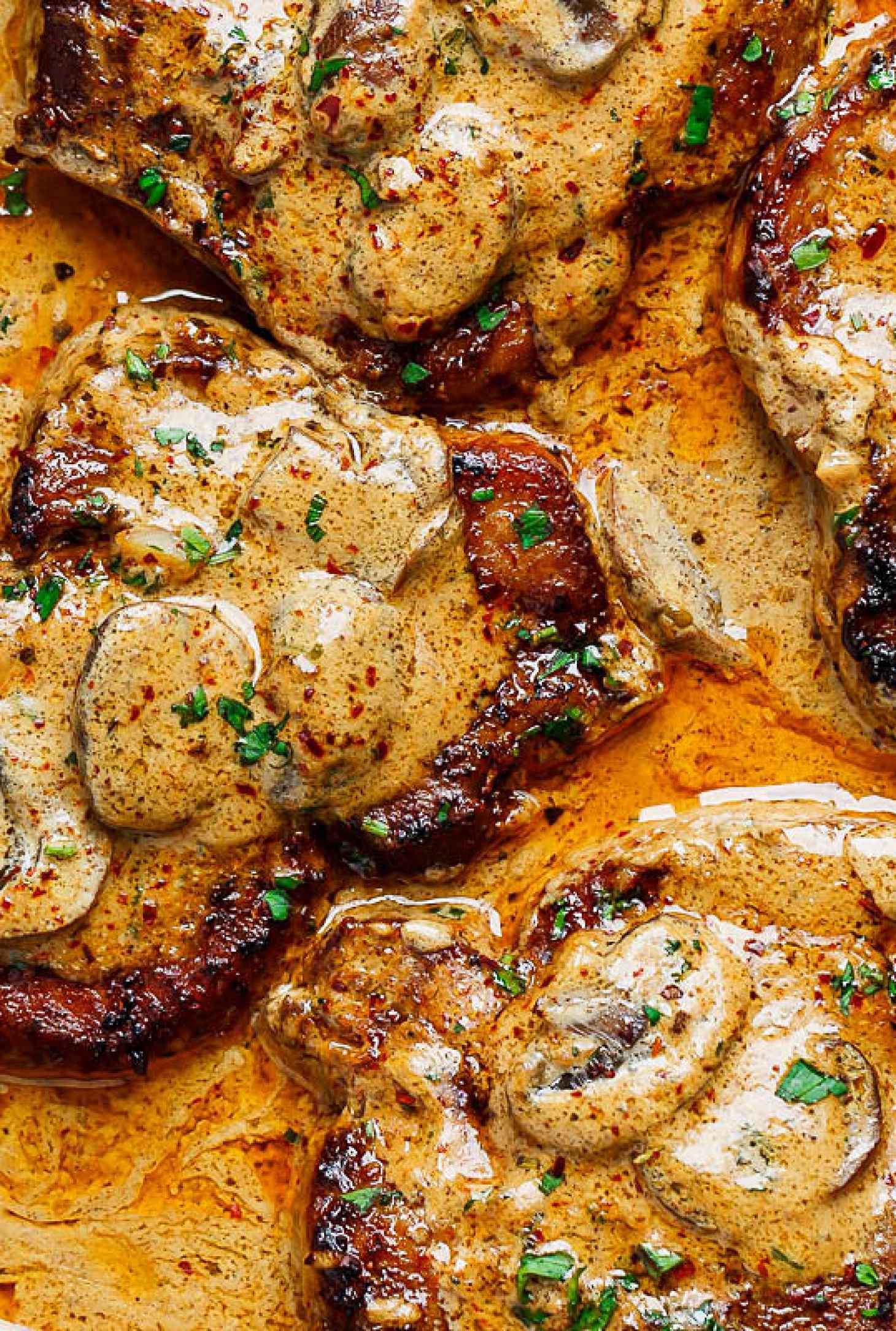 Garlic Pork Chops in Creamy Mushroom Sauce - #recipe by #eatwell101 - https://www.eatwell101.com/garlic-pork-chops-in-creamy-mushroom-sauce