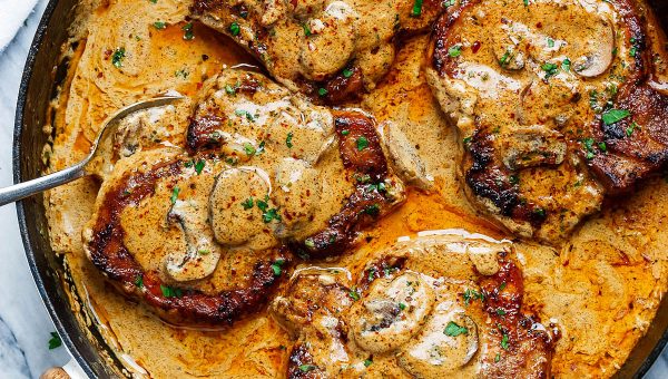 Garlic Pork Chops in Creamy Mushroom Sauce - #recipe by #eatwell101 - https://www.eatwell101.com/garlic-pork-chops-in-creamy-mushroom-sauce