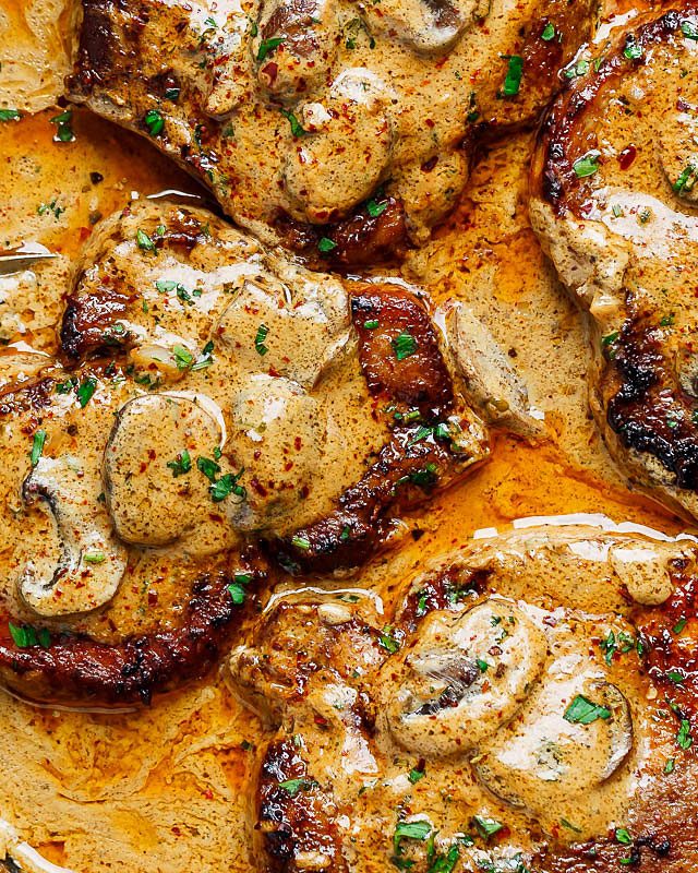 Garlic Pork Chops in Creamy Mushroom Sauce - #recipe by #eatwell101 - https://www.eatwell101.com/garlic-pork-chops-in-creamy-mushroom-sauce