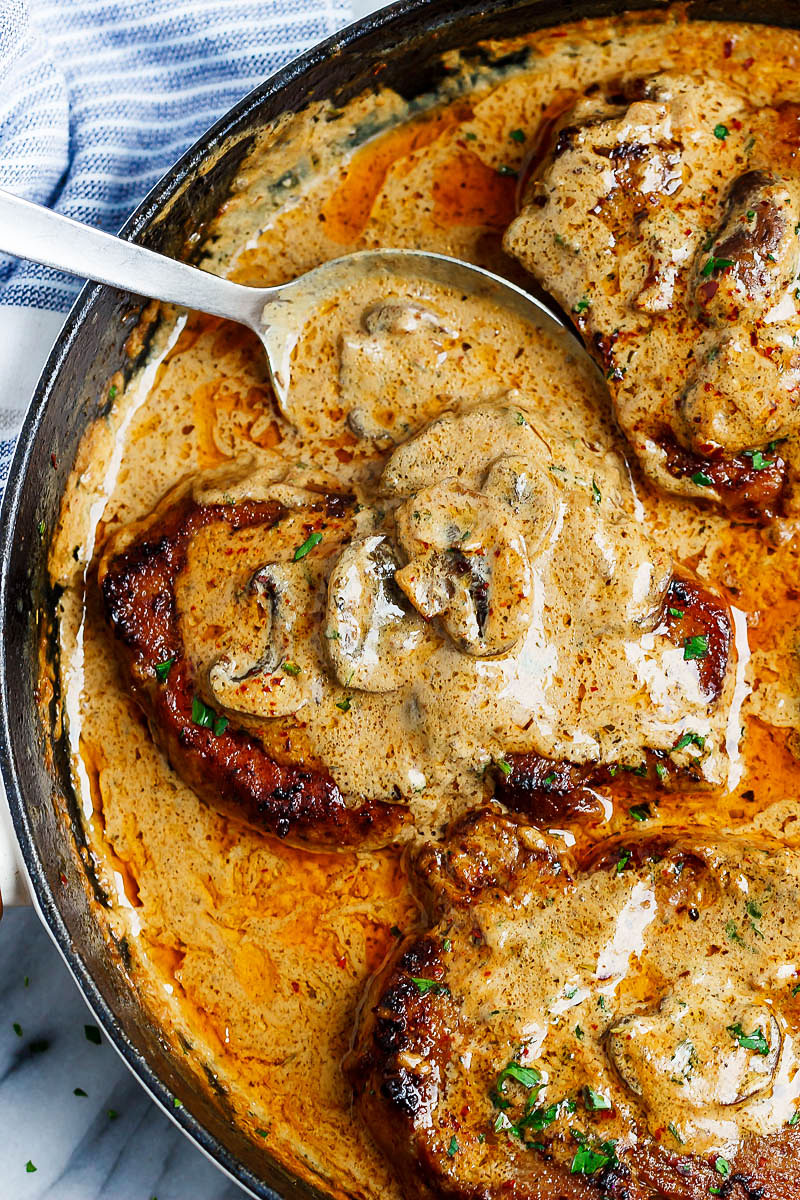 Chuletas de cerdo con ajo en salsa cremosa de champiñones - # eatwell101 #recipe #pork #dinner #mushroom - ¡Una cena rápida con mucho sabor! Perfecto para cualquier noche de la semana. 