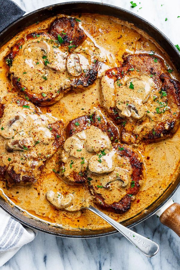 Garlic Pork Chops in Creamy Mushroom Sauce - #recipe by #eatwell101 - https://www.eatwell101.com/garlic-pork-chops-in-creamy-mushroom-sauce