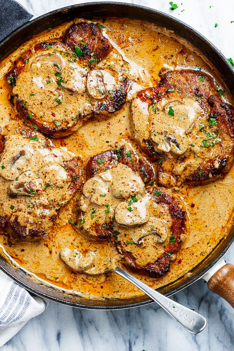 Garlic Pork Chops in Creamy Mushroom Sauce - #eatwell101 #recipe #pork #dinner #mushroom - A quick dinner with a ton of flavor! Perfect for any night of the week. - #recipe by #eatwell101®