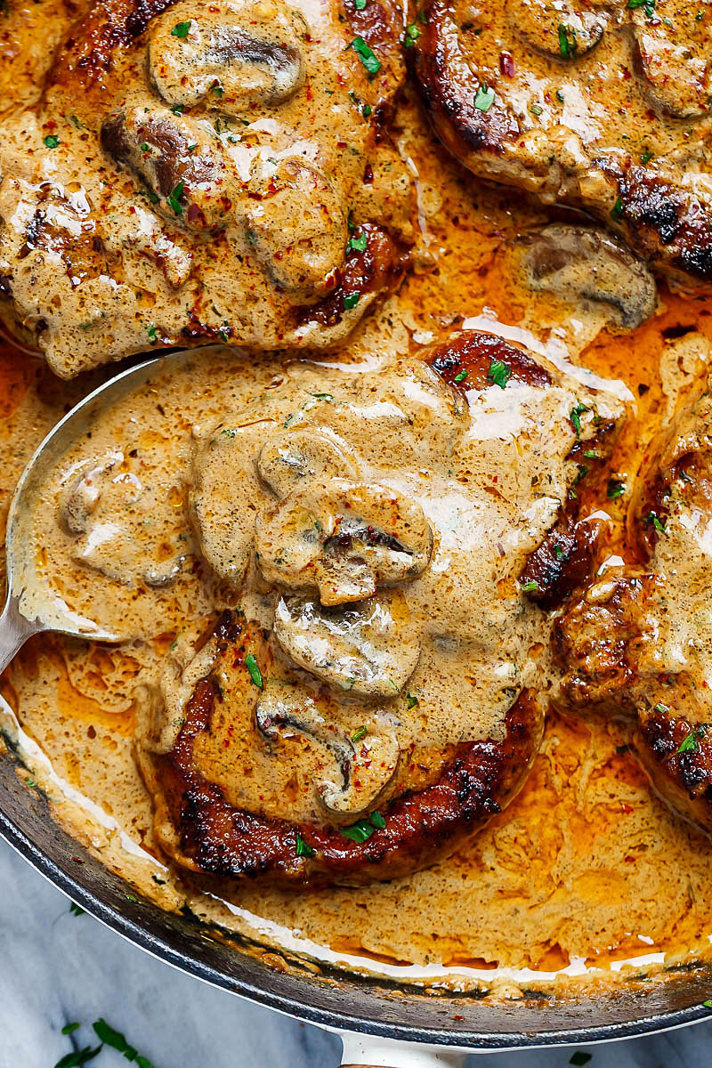 Garlic Pork Chops in Creamy Mushroom Sauce - #eatwell101 #recipe #pork #dinner #mushroom - A quick dinner with a ton of flavor! Perfect for any night of the week.