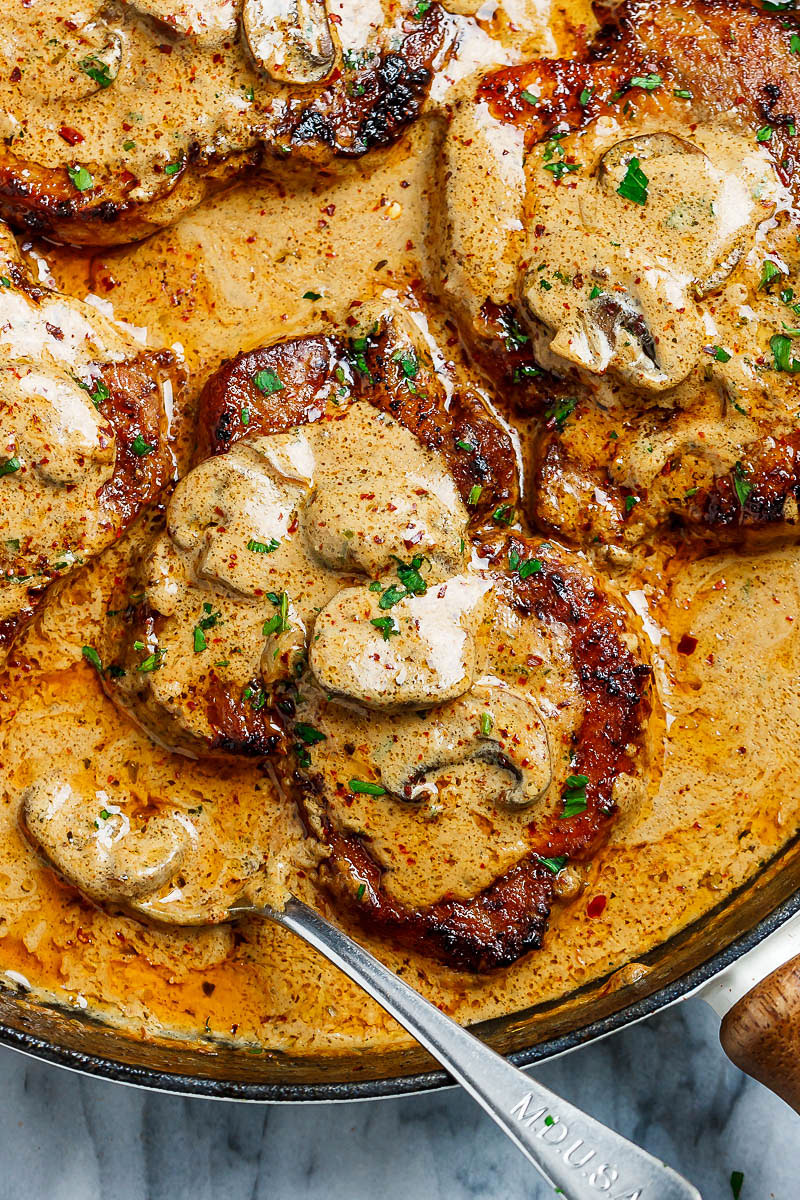 Chuletas de cerdo con ajo en salsa cremosa de champiñones - # eatwell101 #recipe #pork #dinner #mushroom - ¡Una cena rápida con mucho sabor! Perfecto para cualquier noche de la semana. 