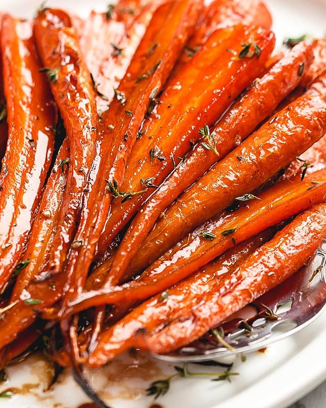 Honey Balsamic Roasted Carrots - #recipe by #eatwell101 - https://www.eatwell101.com/honey-balsamic-roasted-carrots-recipe