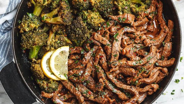 Lemon Garlic Butter Steak and Broccoli Skillet - #recipe by #eatwell101 - https://www.eatwell101.com/lemon-garlic-butter-steak-and-broccoli-skillet-recipe