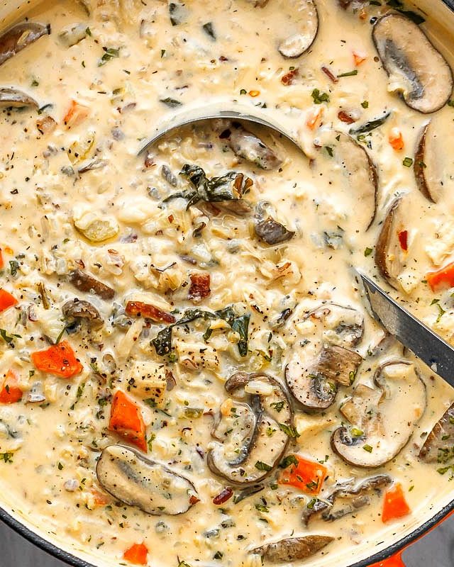 Crack Chicken wild Rice Soup with Mushroom and Bacon - #recipe by #eatwell101 - https://www.eatwell101.com/crack-chicken-and-rice-soup-recipe