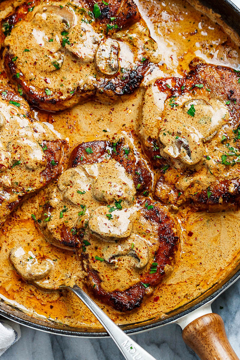 Chuletas de Cerdo con Ajo en Salsa Cremosa de Champiñones