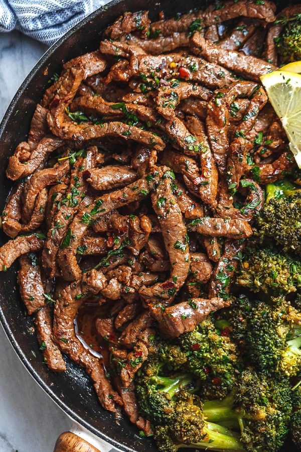 Lemon Garlic Steak and Broccoli Skillet - #recipe by #eatwell101 - https://www.eatwell101.com/lemon-garlic-butter-steak-and-broccoli-skillet-recipe