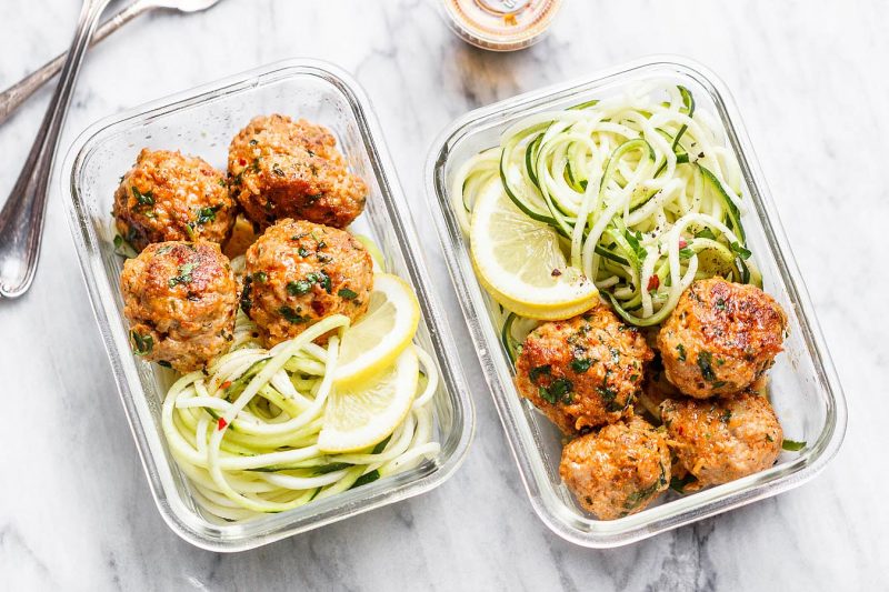 Meal Prep Garlic Butter Chicken Meatballs with Zucchini Noodles - #recipe by #eatwell101 - https://www.eatwell101.com/meal-prep-garlic-butter-chicken-meatballs-recipe-zucchini-noodles