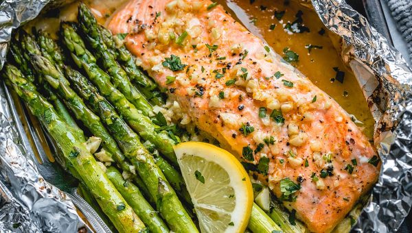 Salmon and Asparagus Foil Packs with Garlic Lemon Butter Sauce - #recipe by #eatwell101 - https://www.eatwell101.com/baked-salmon-asparagus-foil-packs-recipe