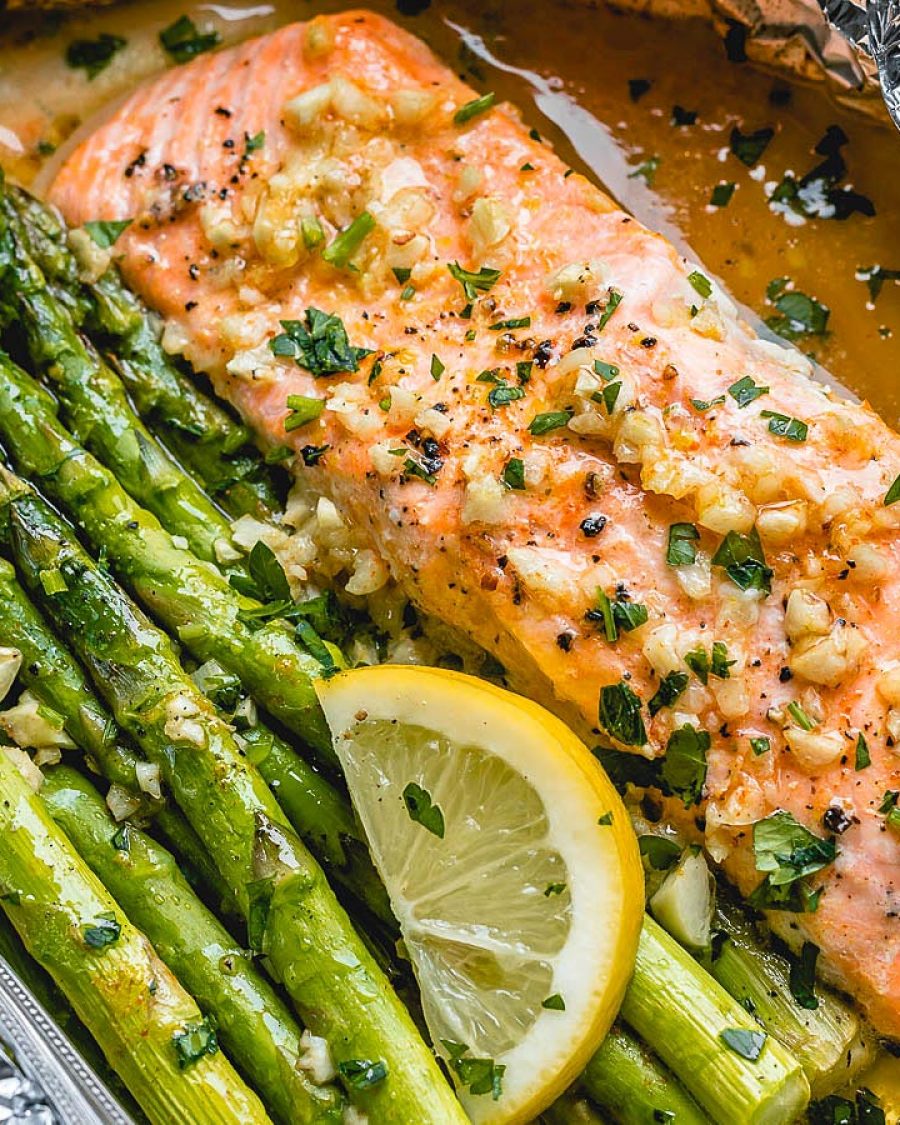 Salmon and Asparagus Foil Packs with Garlic Lemon Butter Sauce - #recipe by #eatwell101 - https://www.eatwell101.com/baked-salmon-asparagus-foil-packs-recipe