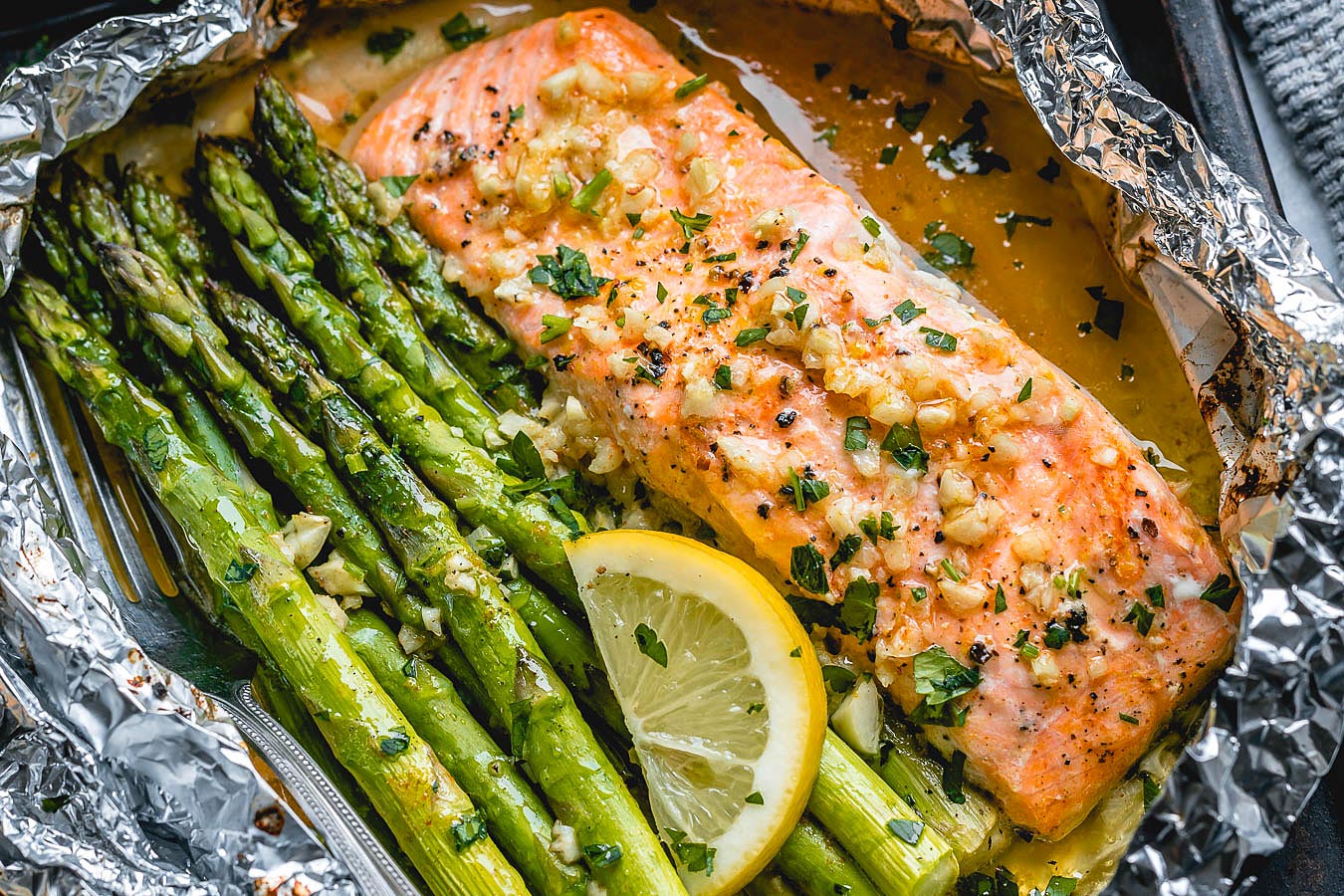 Baked Salmon in Foil with Asparagus and Lemon Garlic Butter Sauce