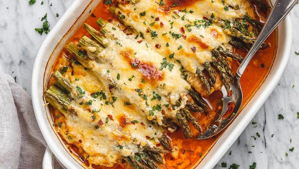 Asparagus Chicken Casserole with Mozzarella - #recipe by #eatwell101 - https://www.eatwell101.com/chicken-casserole-with-asparagus-and-mozzarella-recipe