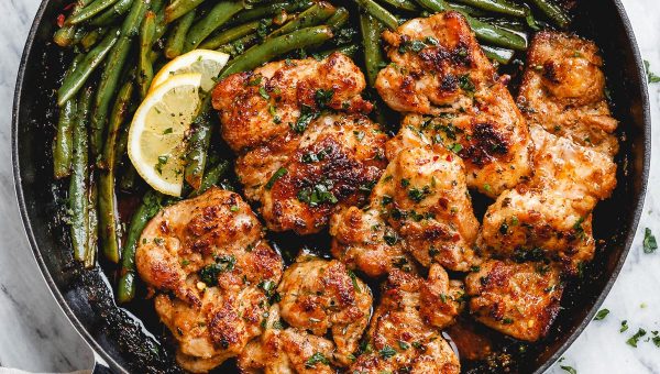 Lemon Garlic Butter Chicken and Green Beans Skillet - #recipe by #eatwell101 - https://www.eatwell101.com/lemon-garlic-butter-thighs-and-green-beans-skillet