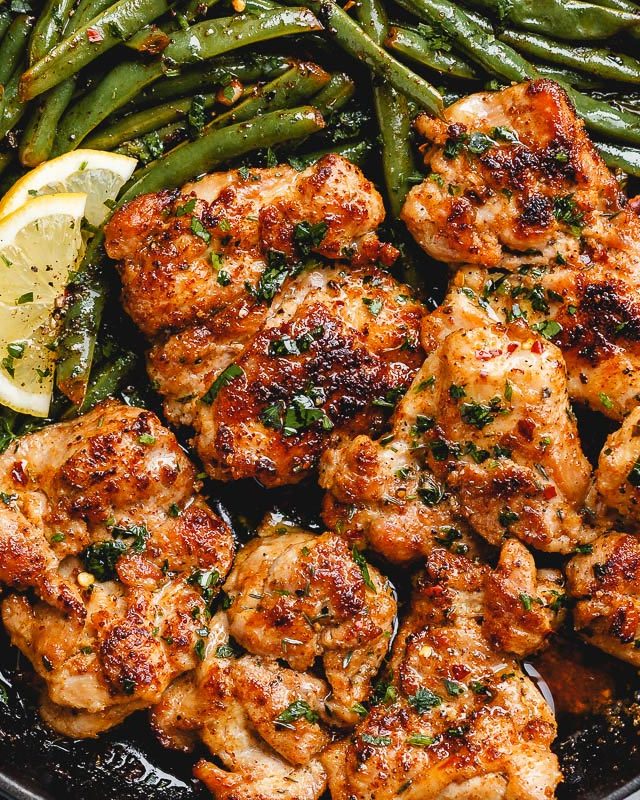 Lemon Garlic Butter Chicken and Green Beans Skillet - #recipe by #eatwell101 - https://www.eatwell101.com/lemon-garlic-butter-thighs-and-green-beans-skillet