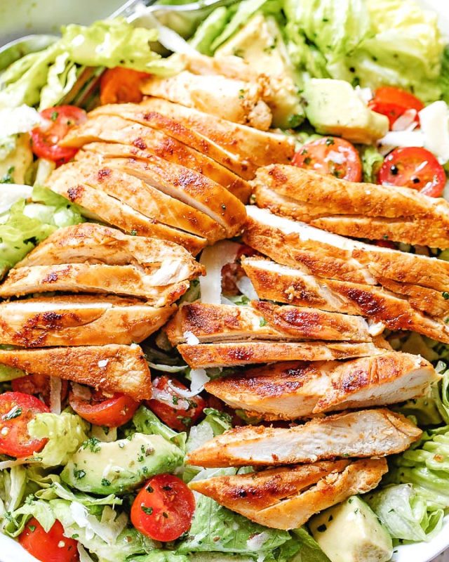Blackened Chicken and Avocado Salad - #recipe by #eatwell101 - https://www.eatwell101.com/blackened-chicken-avocado-salad-recipe