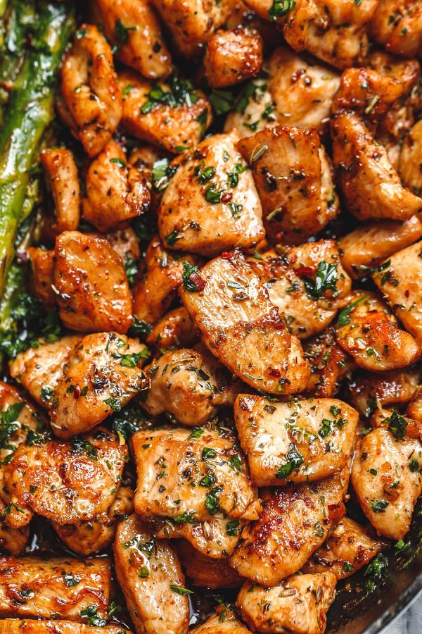 Garlic Butter Chicken Bites with Asparagus - #recipe by #eatwell101 - https://www.eatwell101.com/garlic-butter-chicken-bites-asparagus-recipe