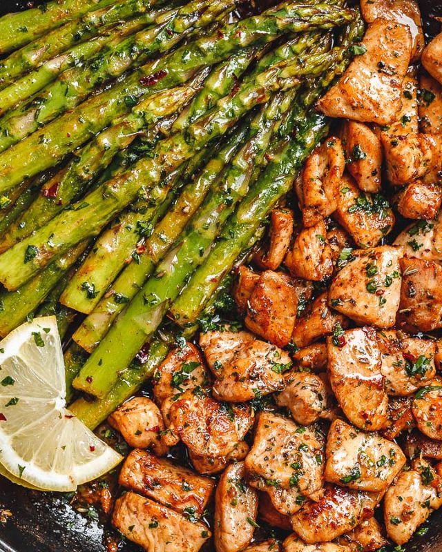 Garlic Butter Chicken Bites with Lemon Asparagus - #recipe by #eatwell101 - https://www.eatwell101.com/garlic-butter-chicken-bites-asparagus-recipe
