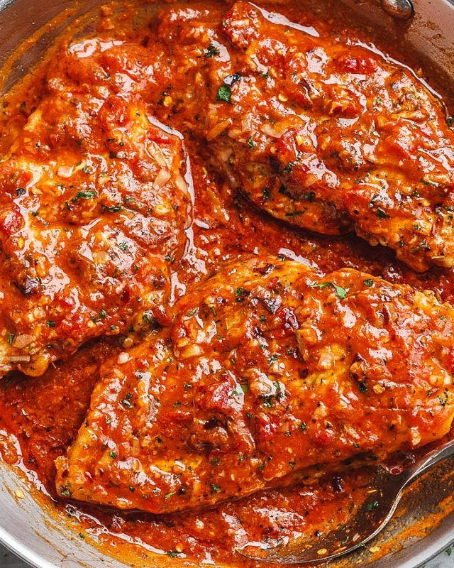 Skillet Chicken in Butter Roasted Pepper Sauce - #recipe by #eatwell101 - https://www.eatwell101.com/skillet-chicken-in-roasted-pepper-garlic-butter-parmesan-sauce-recipe