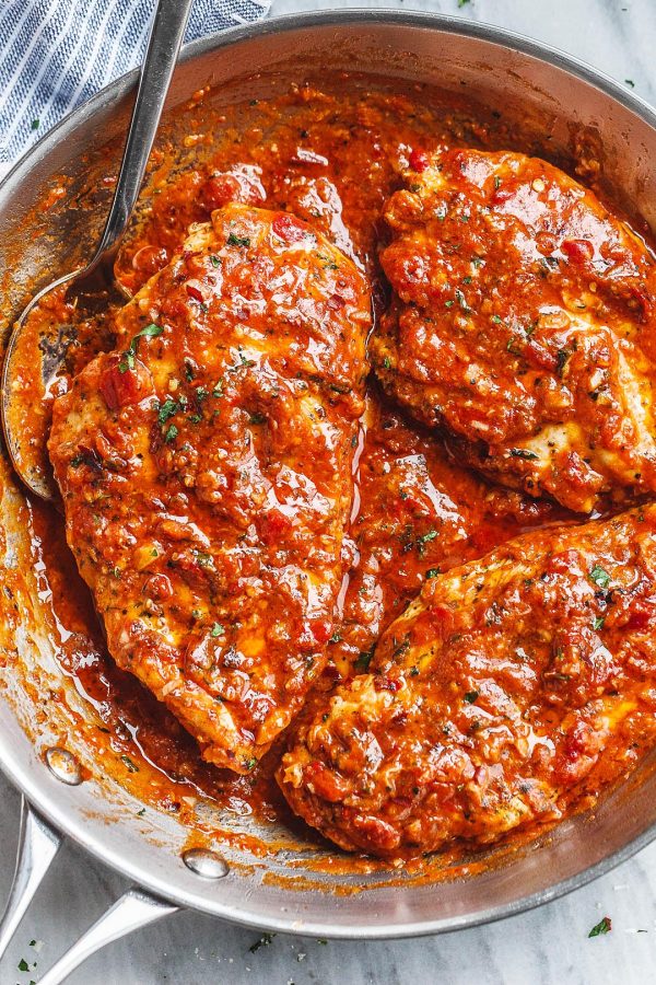 Pan-Seared Chicken Breasts in Pepper Parmesan Sauce - #recipe by #eatwell101 - https://www.eatwell101.com/skillet-chicken-in-roasted-pepper-garlic-butter-parmesan-sauce-recipe