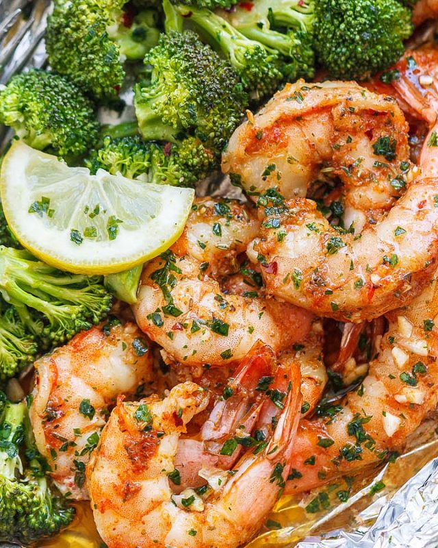Shrimp and Broccoli Foil Packs with Garlic Lemon Butter Sauce - #recipe by #eatwell101 - https://www.eatwell101.com/shrimp-and-broccoli-foil-packs-recipe