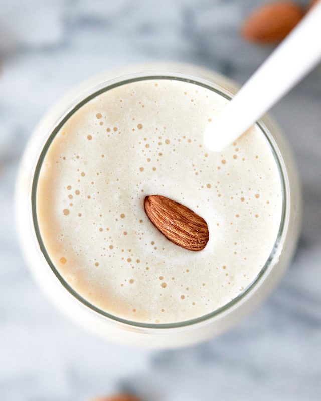 Almond Banana Smoothie - #recipe by #eatwell101 - https://www.eatwell101.com/almond-banana-smoothie-recipe