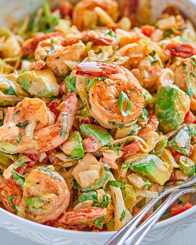 Healthy Lettuce Shrimp Avocado Salad - #recipe by #eatwell101 - https://www.eatwell101.com/healthy-lettuce-shrimp-avocado-salad-recipe